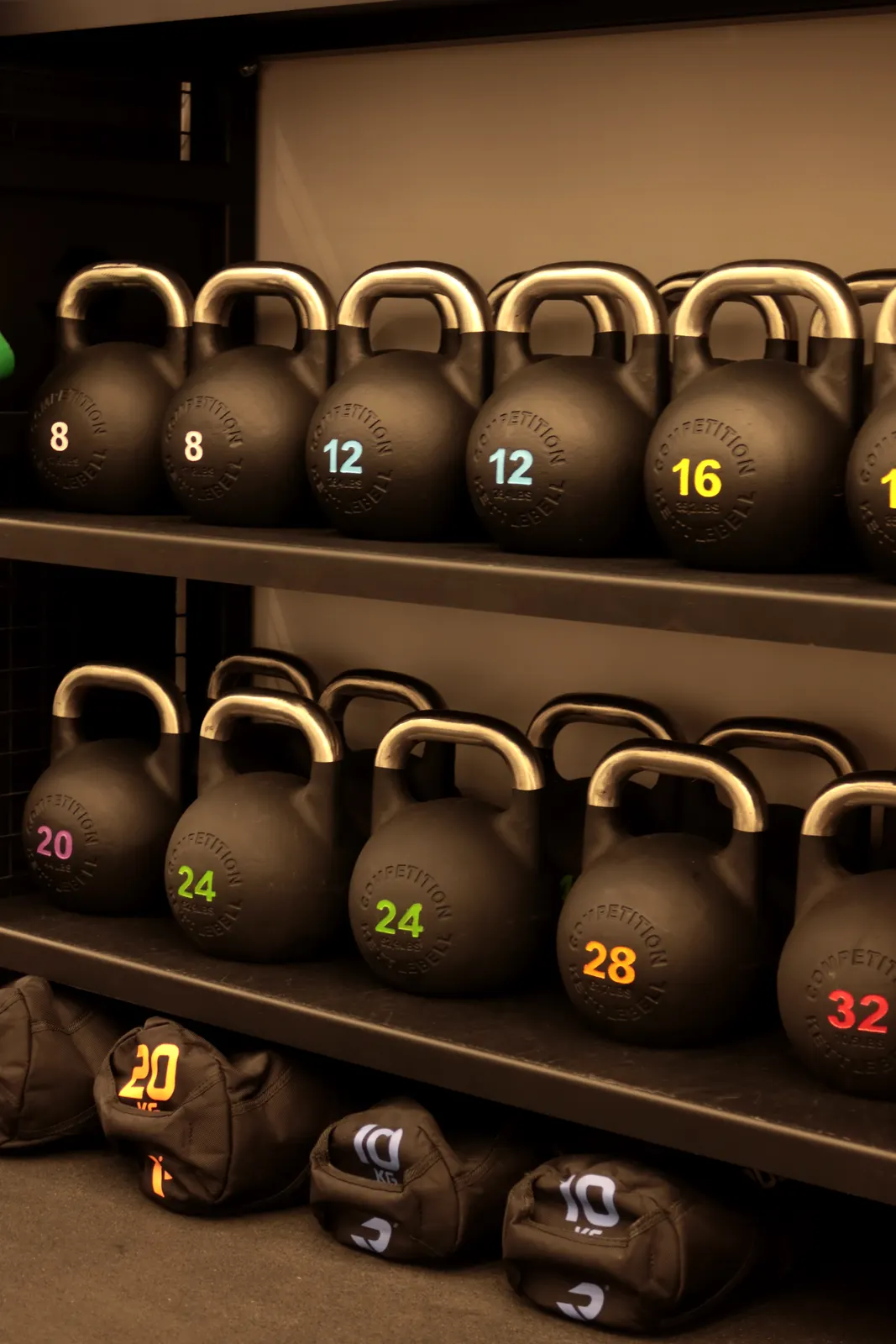Estantería de kettlebells y sacos de arena