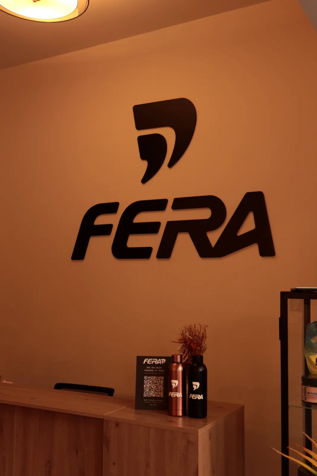 Recepción de FERA con el logo en la pared