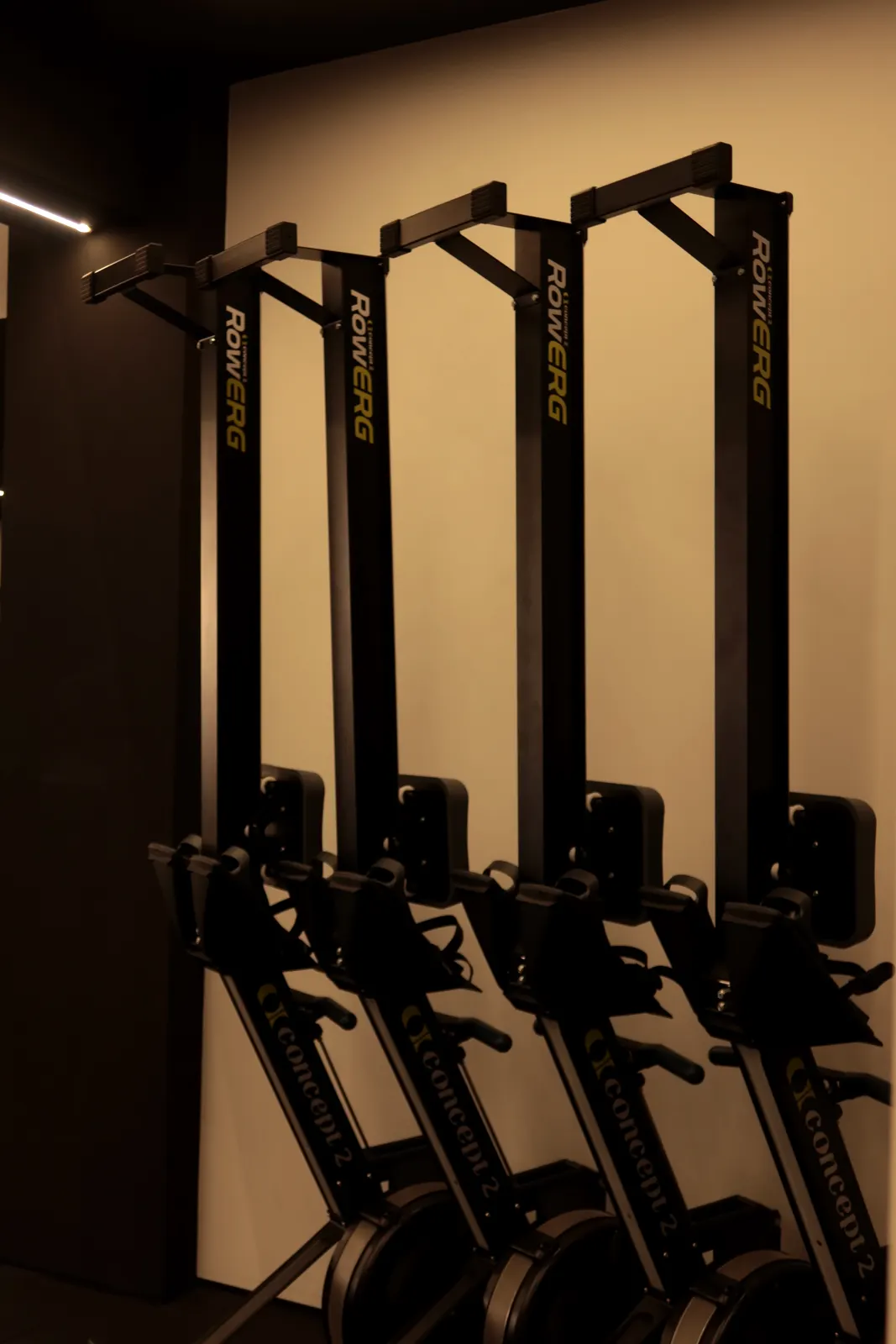 Remos Concept2 RowErg colgados en la pared