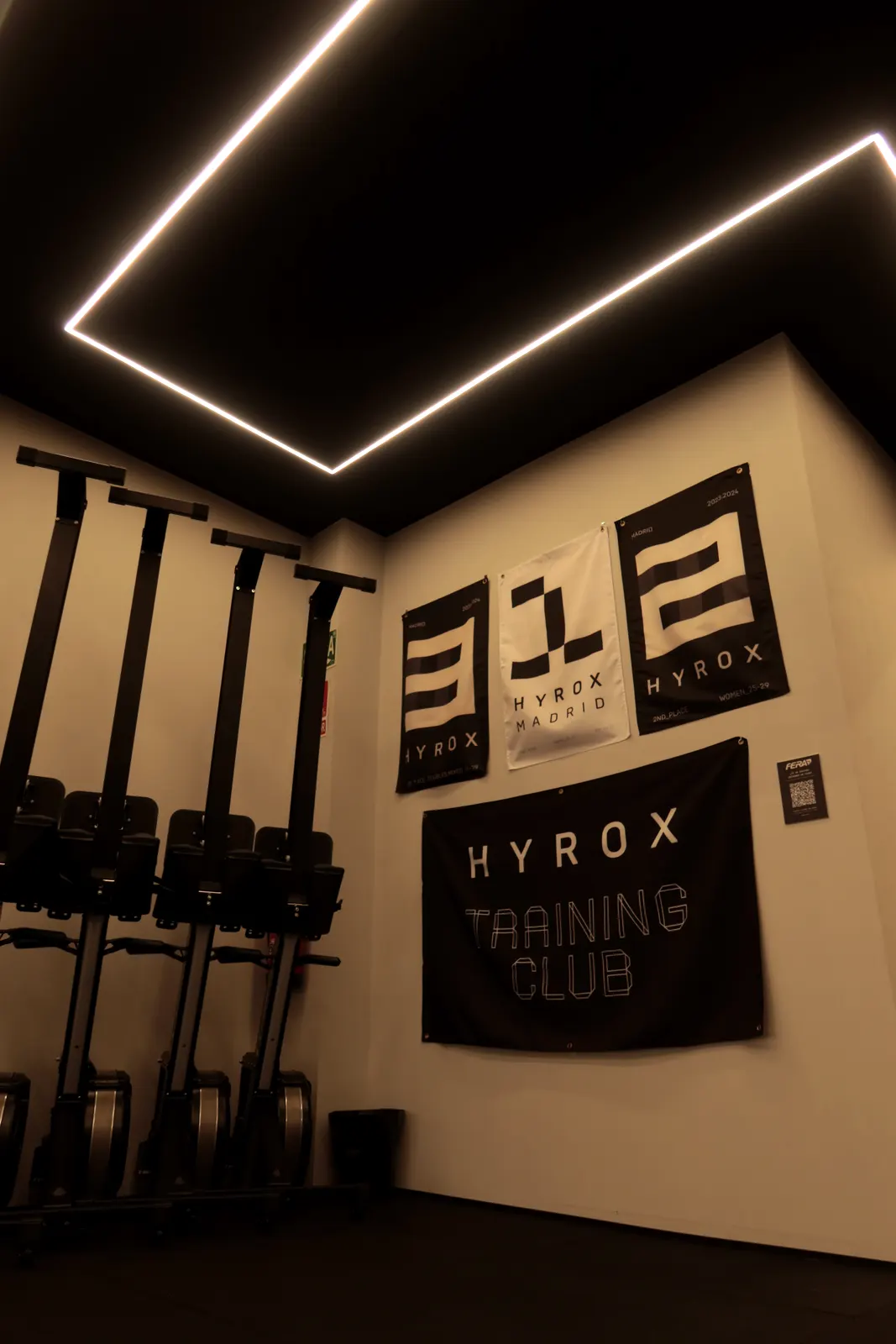 Zona HYROX con SkiErg y la bandera HYROX Training Club